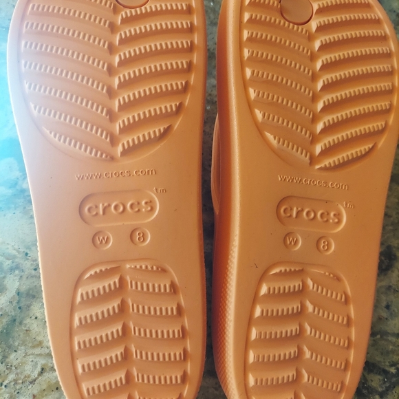 Womens Crocs Sandles/Flip Flops. Size 8. Coral Color - Picture 6 of 6